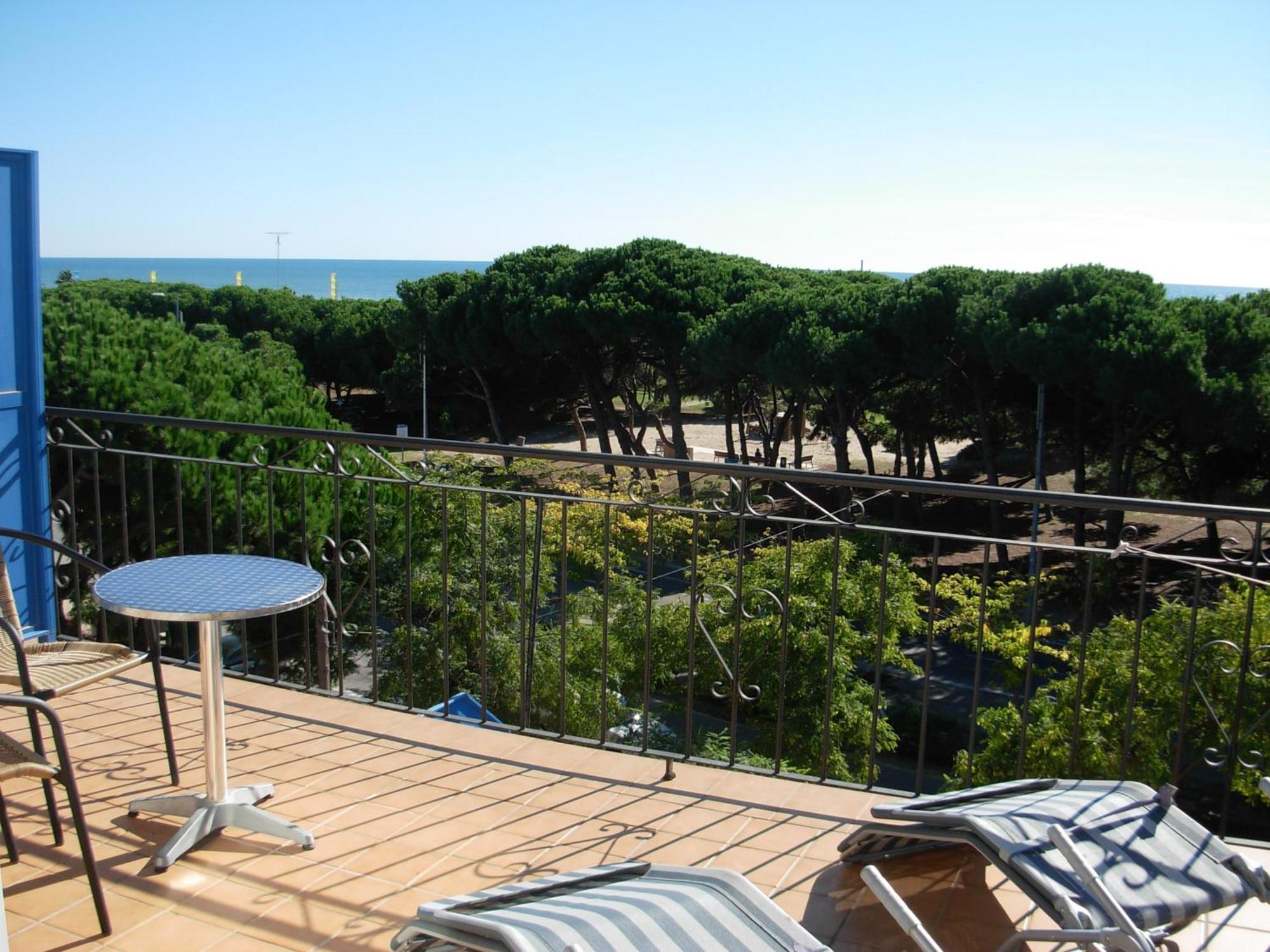 Hotel Rodsan Suizo Castelldefels Zewnętrze zdjęcie