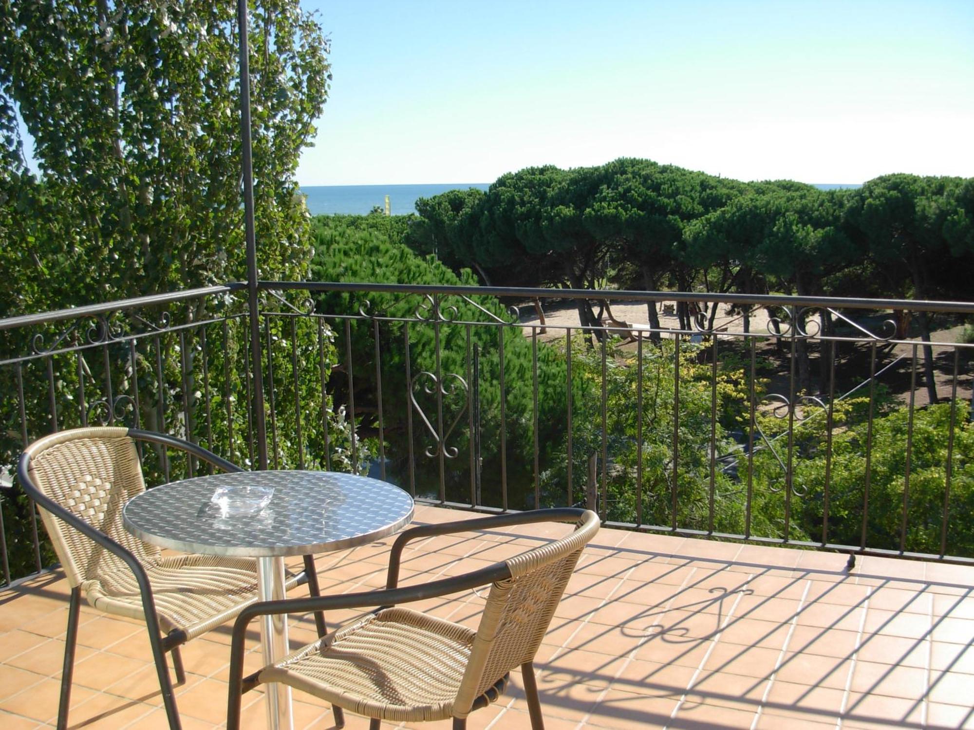Hotel Rodsan Suizo Castelldefels Zewnętrze zdjęcie
